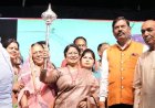 जवाहर नगर में धूमधाम से मना दशहरा उत्सव, महापौर अलका बाघमार का चांदी की गदा से सम्मान