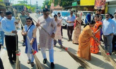 स्वच्छ दुर्ग का संदेश लेकर सड़क पर उतरे मंत्री और महापौर, गांधी जयंती पर झाड़ू लगाकर की अभियान की शुरुआत