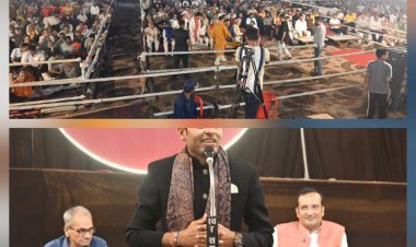गंजपारा दुर्गोत्सव समिति के कवि सम्मेलन में देशभर के कवियों ने बांधा समां तिरंगे पर युवा कवि मयंक शर्मा की कविता सुनकर खड़े हुए श्रोता