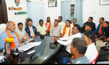 सिविल लाइन दुर्ग में "लोकतंत्र बचाओ, अराजकता हटाओ" कार्यक्रम एवं जे.पी. नड्डा जी की पदयात्रा को लेकर विधायक ललित चंद्राकर ने ली महत्वपूर्ण बैठक