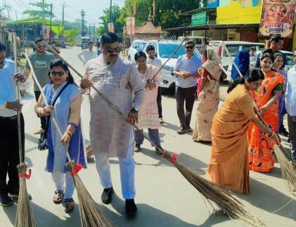 स्वच्छ दुर्ग का संदेश लेकर सड़क पर उतरे मंत्री और महापौर, गांधी जयंती पर झाड़ू लगाकर की अभियान की शुरुआत