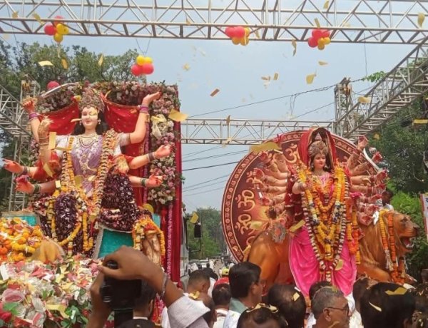 दुर्ग में दो माताओं का अलौकिक मिलन, 49 साल पुरानी परंपरा ने श्रद्धालुओं की आंखें की नम,शनिचरी बाजार चौक में शंखध्वनि, ढोल-नगाड़ों और जयकारों के बीच हुआ भव्य मिलन, पुष्पवर्षा और महाआरती से भक्तिमय हुआ माहौल
