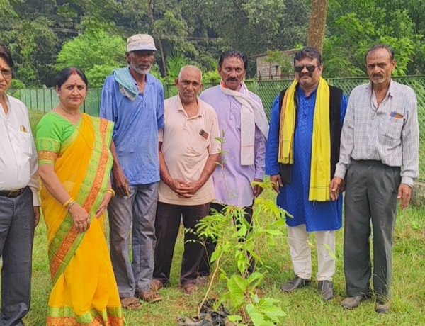 अष्टमी पर सलूट तिरंगा संगठन ने वंदे मातरम उद्यान में लगाए देव वृक्ष समाजसेवी एवं अधिवक्ता विभा मिश्रा के जन्मदिवस पर पारिजात, बेल, आंवला, पीपल और नीम के पौधों का रोपण