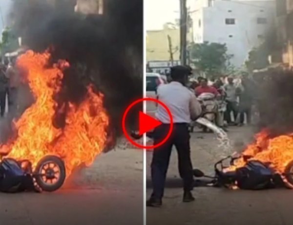 कवर्धा में चलती इलेक्ट्रिक स्कूटी बनी आग का गोला, चालक ने कूदकर बचाई जान