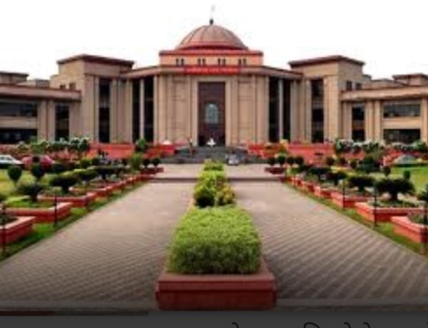 CGPSC की लापरवाही पर हाईकोर्ट सख्त, उत्तरपुस्तिका से 4 पन्ने गायब मिलने पर 50 हजार रुपये का जुर्माना
