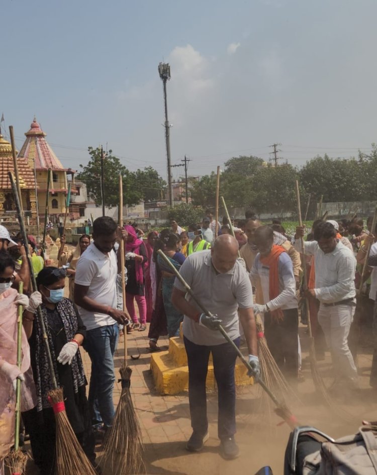 गांधी-शास्त्री जयंती पर विधायक ललित चंद्राकर ने नेवई में चलाया स्वच्छता अभियान