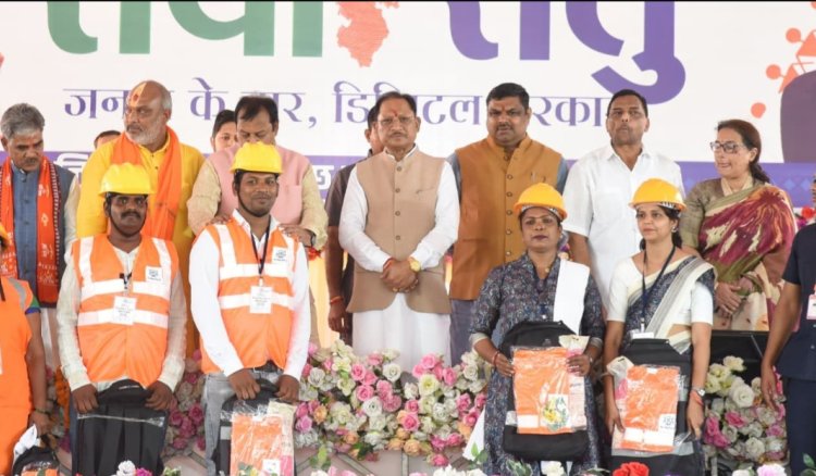 दुर्ग में सेवा सेतु कार्यक्रम: मुख्यमंत्री विष्णु देव साय ने स्वच्छता कर्मियों को किया सम्मानित, स्वनिधि हितग्राहियों को सौंपे डेमो चेक