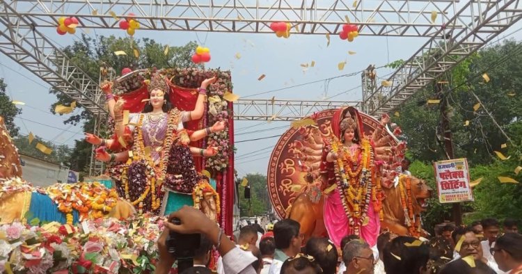 दुर्ग में दो माताओं का अलौकिक मिलन, 49 साल पुरानी परंपरा ने श्रद्धालुओं की आंखें की नम,शनिचरी बाजार चौक में शंखध्वनि, ढोल-नगाड़ों और जयकारों के बीच हुआ भव्य मिलन, पुष्पवर्षा और महाआरती से भक्तिमय हुआ माहौल