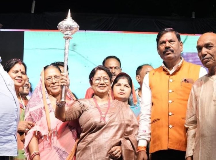 जवाहर नगर में धूमधाम से मना दशहरा उत्सव, महापौर को चांदी की गदा भेंटकर किया सम्मान