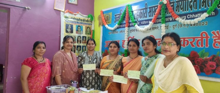 दशहरा नवरात्रि पर्व पर उन्नति महिला सहकारी साख समिति मर्यादित भिलाई ने बांटा  लोन का चैक ,  खातेदारी  का चेहरा खिला 